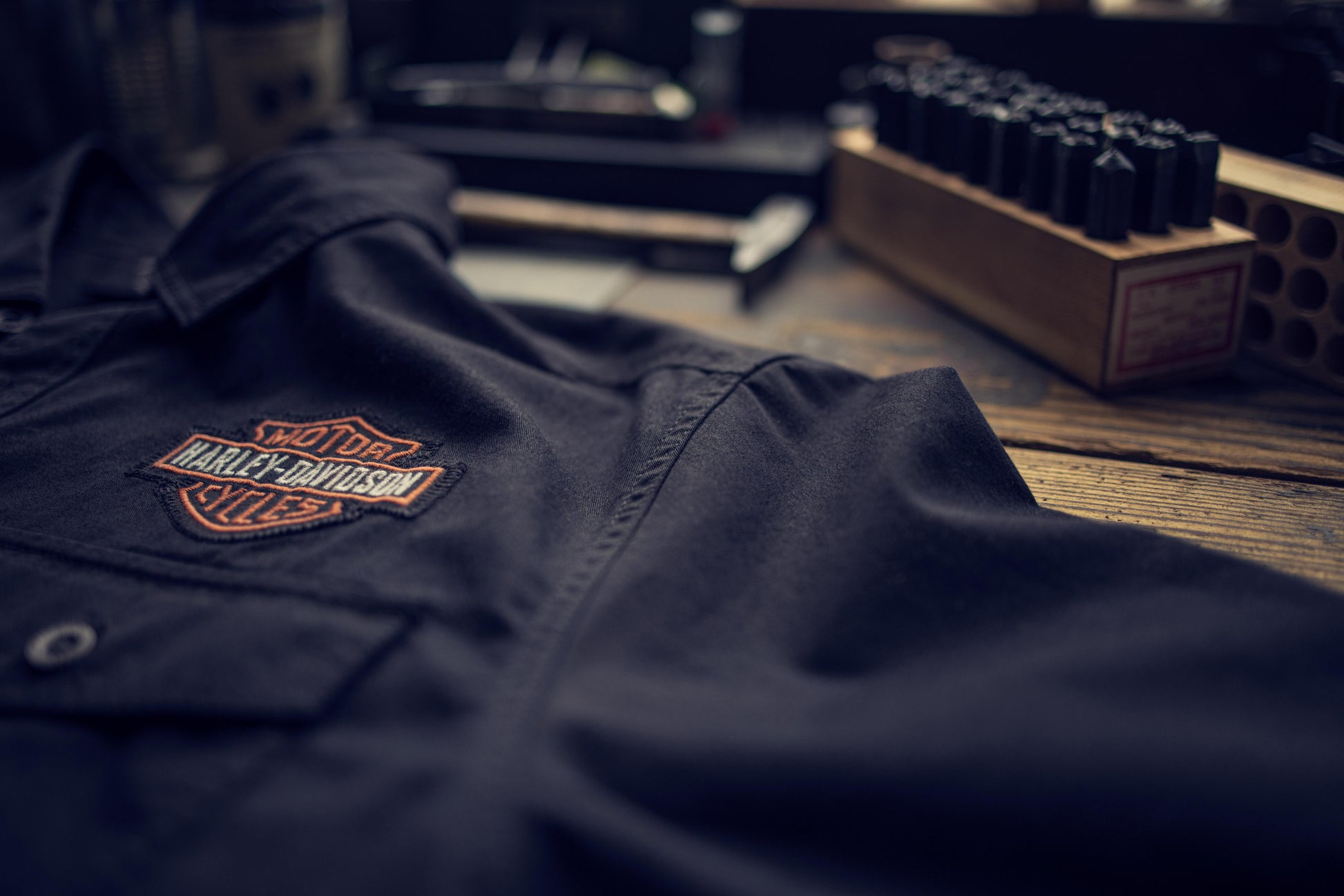 Harley-Davidson Men's Bar & Shield Short Sleeve Shirt, Black, 96154-23VM (detail)